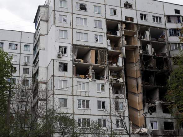 Was passiert mit einem Gebäude, das mitten in der Fassade eine größere Zerstörung aufweist?