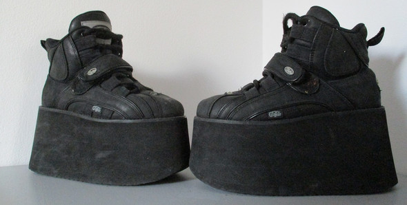 Was Sagt Ihr Welche Buffalo Plateauschuhe Sind Besser Die Mit Glatter Sohle Oder Die Mit Wolkensohle Schuhe