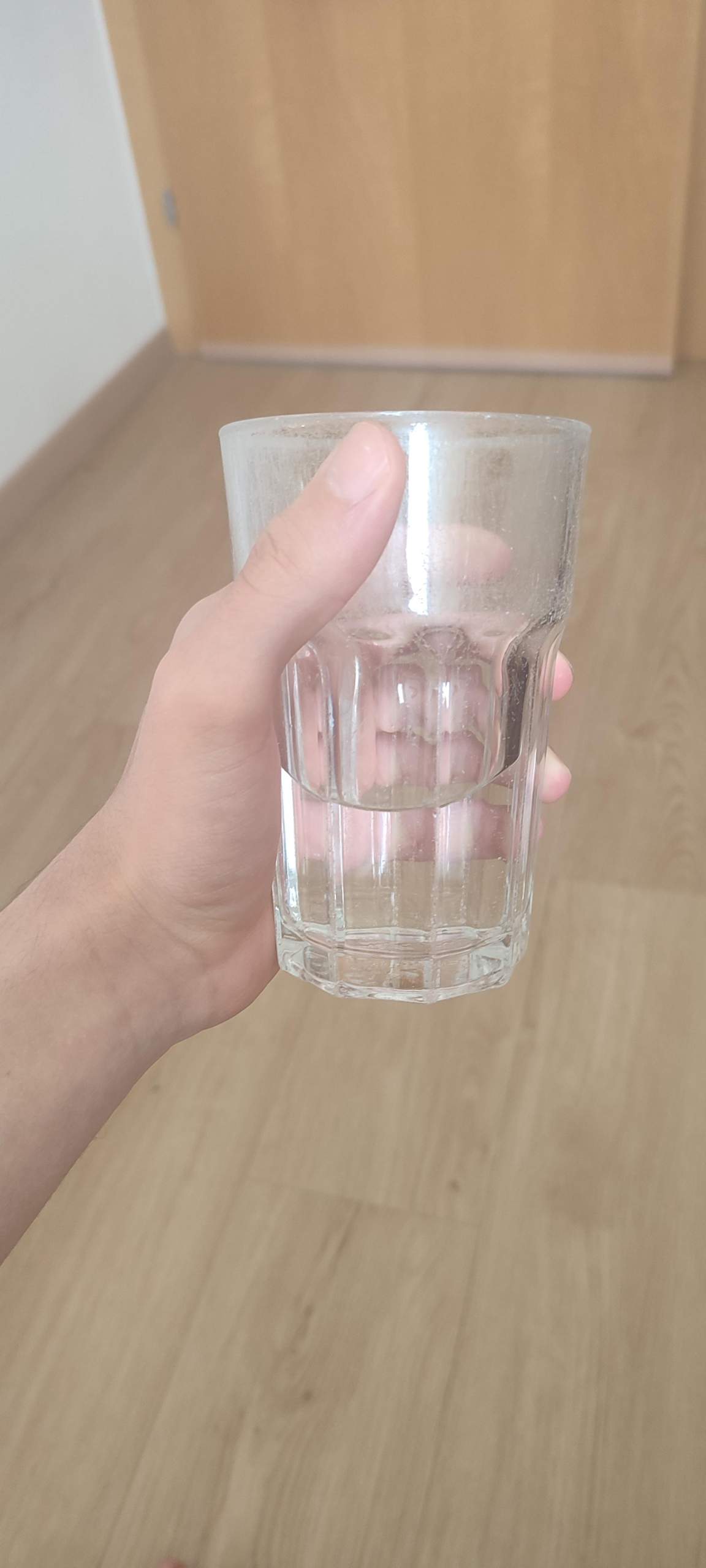 was schätzt ihr wie viel ml wasser in so einem glas platz hat? (denken)