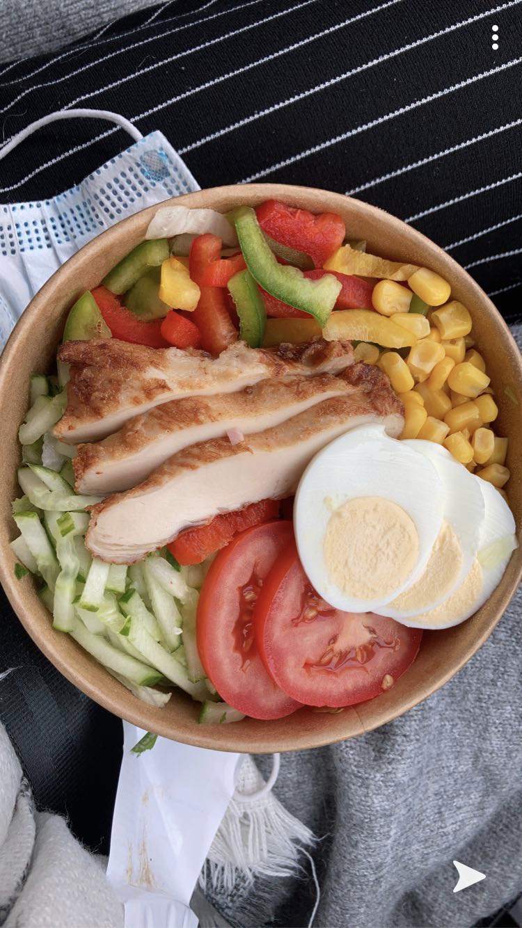 Was schätzt ihr wie viele Kalorien dieser Salat hat? (Gesundheit und