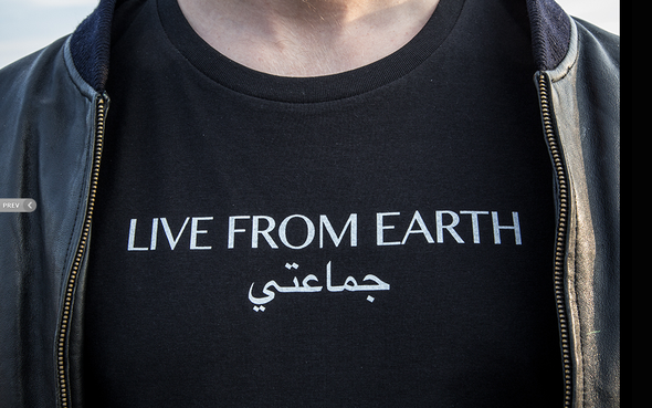 "LIVE FROM EARTH XY" - (Zeichen, Arabisch)