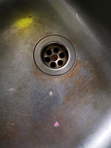 Was sind das für dunkle Flecken in meinem Küchenwaschbecken?
