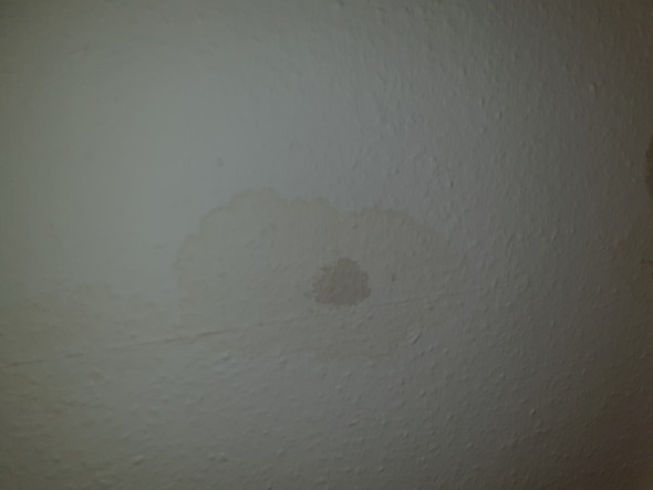 Was sind das für nässende Flecken an der Decke (Küche und Badezimmer