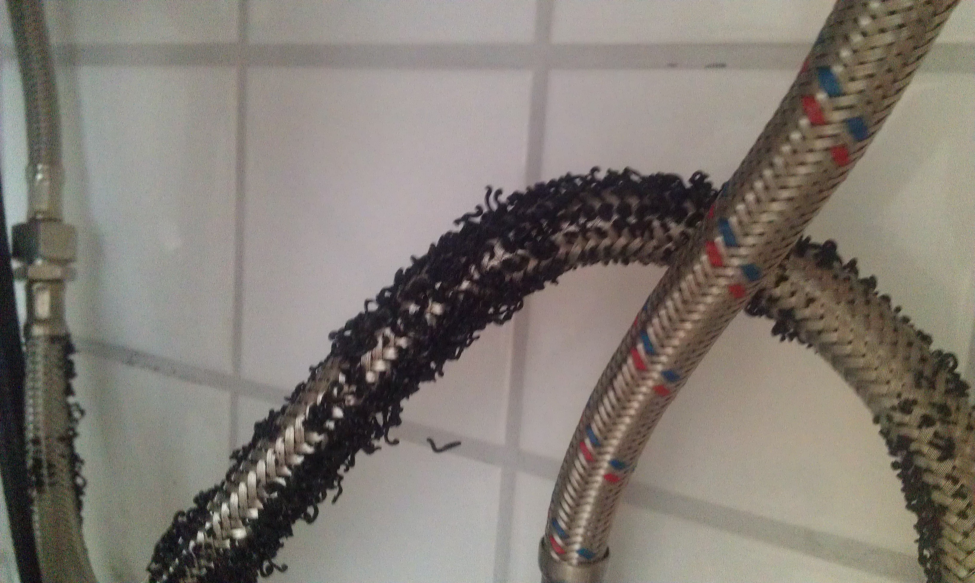 Was sind das für schwarze Ausflockungen am Flexschlauch (Wasserzulauf