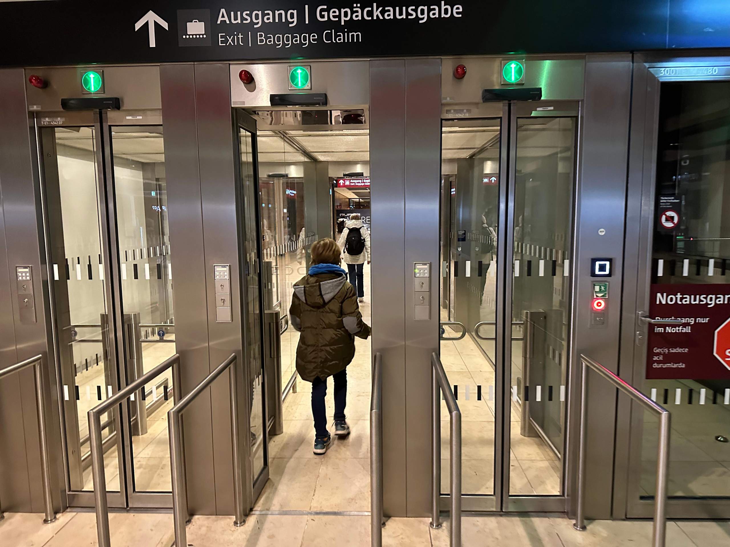 Was sind das für seltsame Pferche am Flughafen? (Flugzeug)