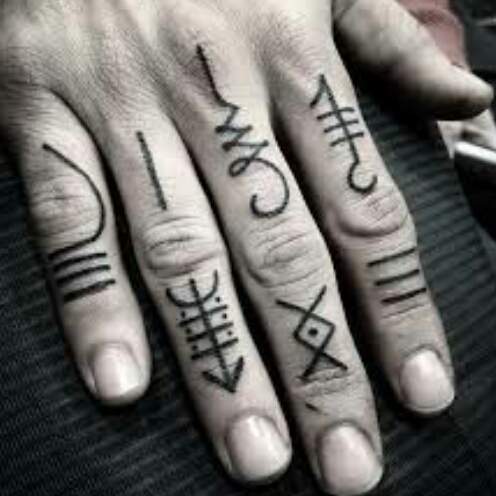 Was Sind Das Fur Symbole Auf Den Finger Tattoo Symbol