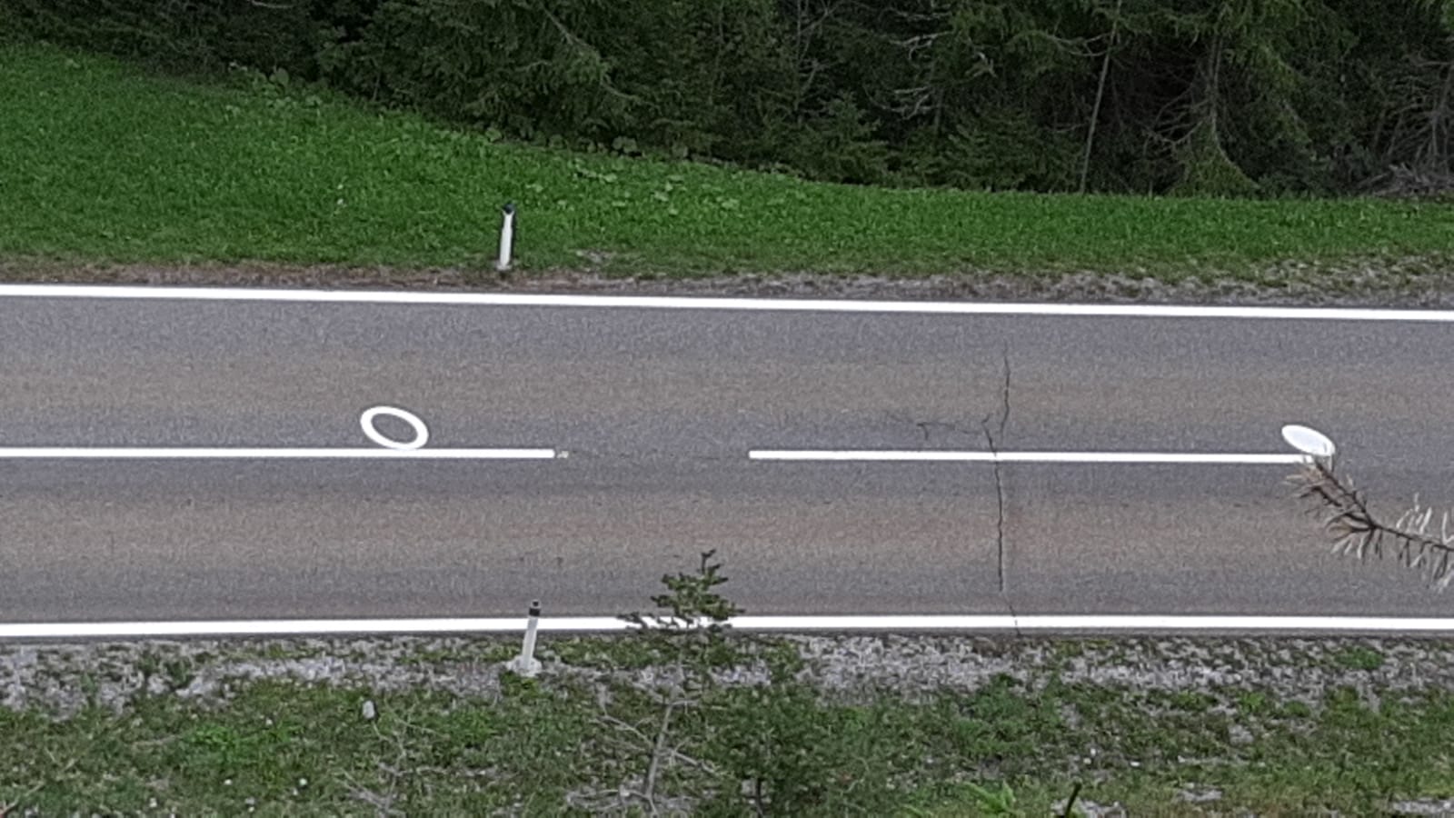 Was sind das für weise kreise auf der Straße? (Verkehr, markierung)