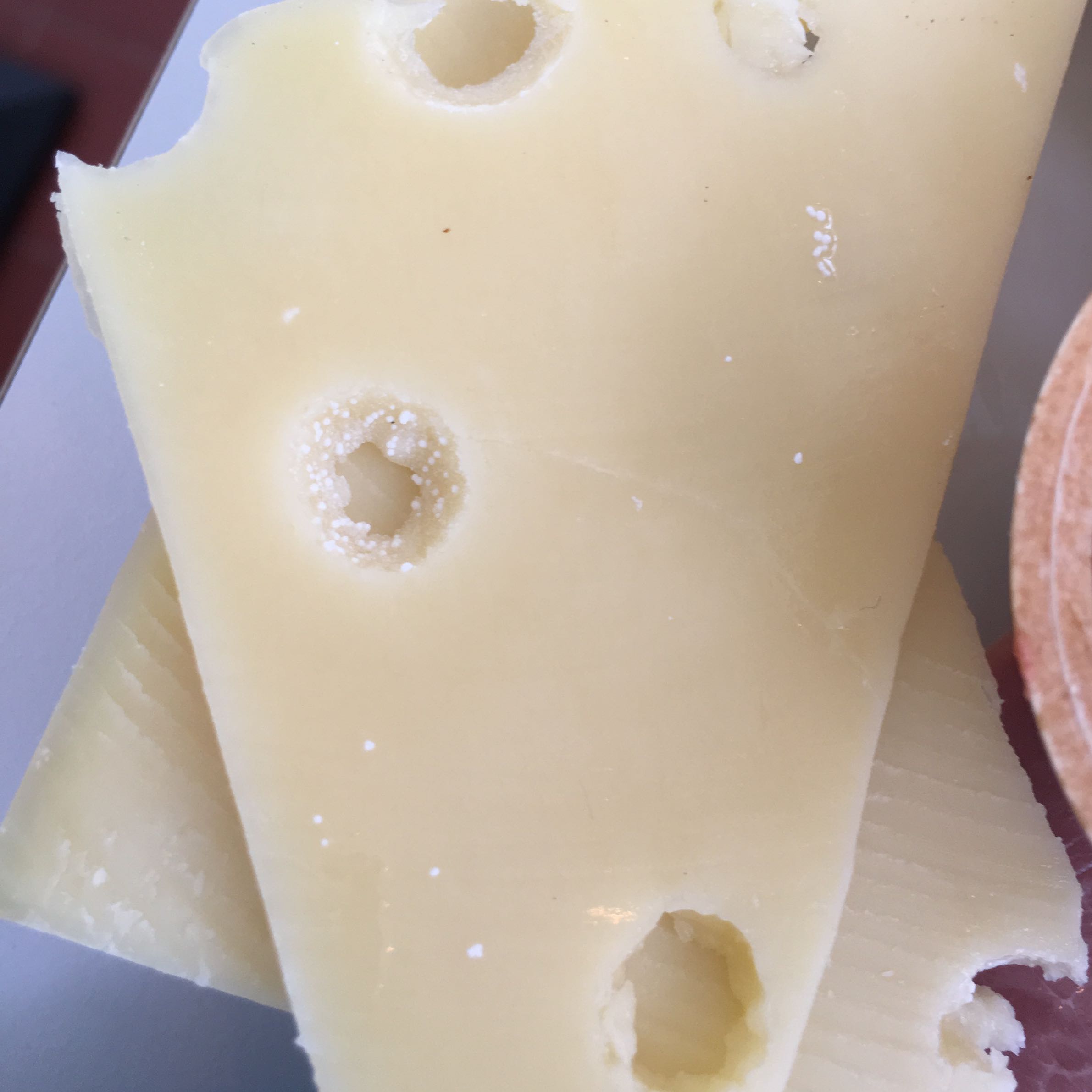 Was sind die weißen Punkte auf dem Bergkäse? (weiße Punkte)