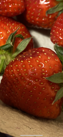 Was sind diese dunkele "Haare" auf den Erdbeeren und kann man die essen?