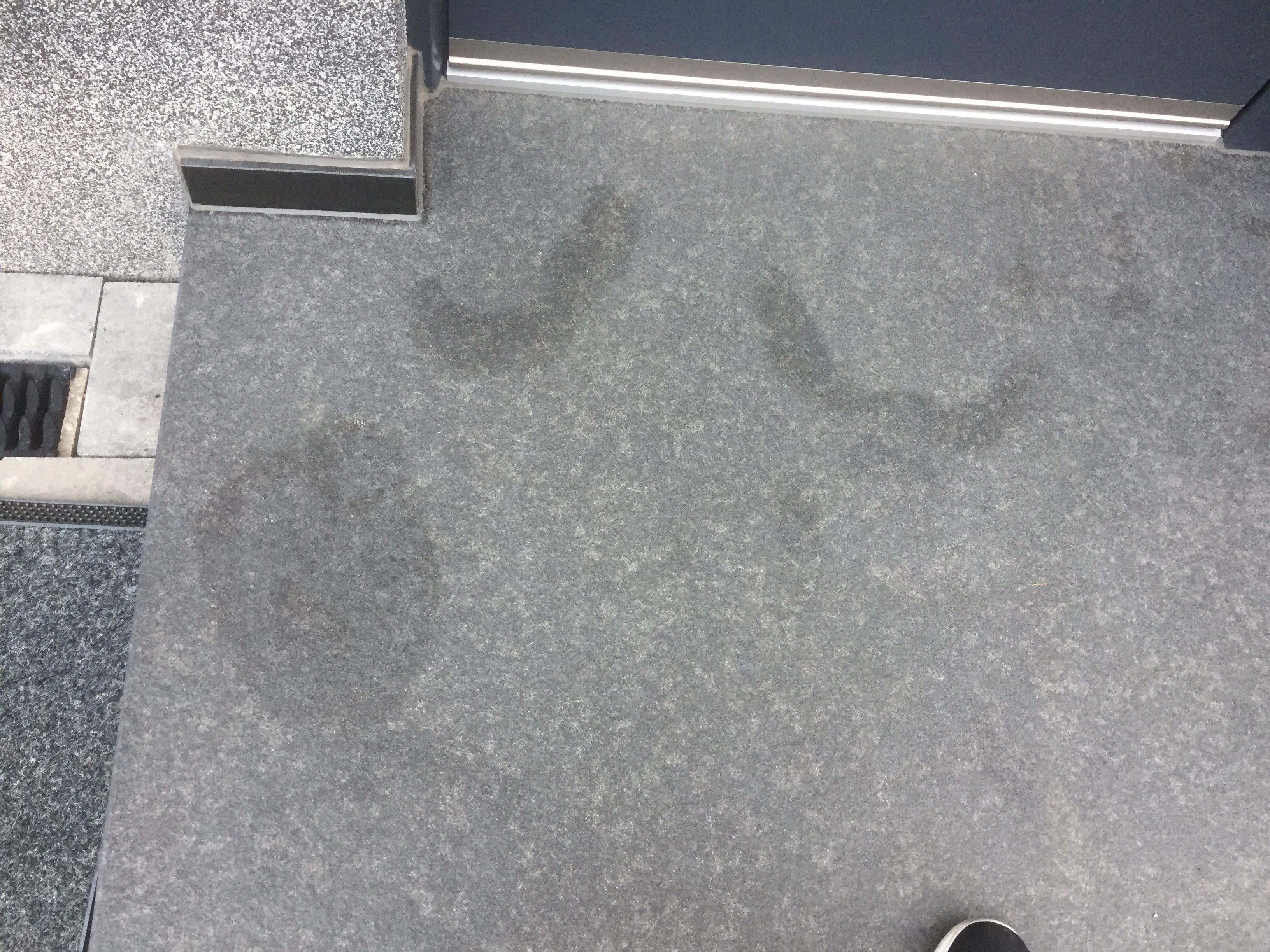 Was sind diese Flecken auf der Granit platte und wie kann man diese entfernen? (Haus, Reinigung ...