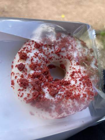 Was sind diese roten Streusel auf dem Donut?
