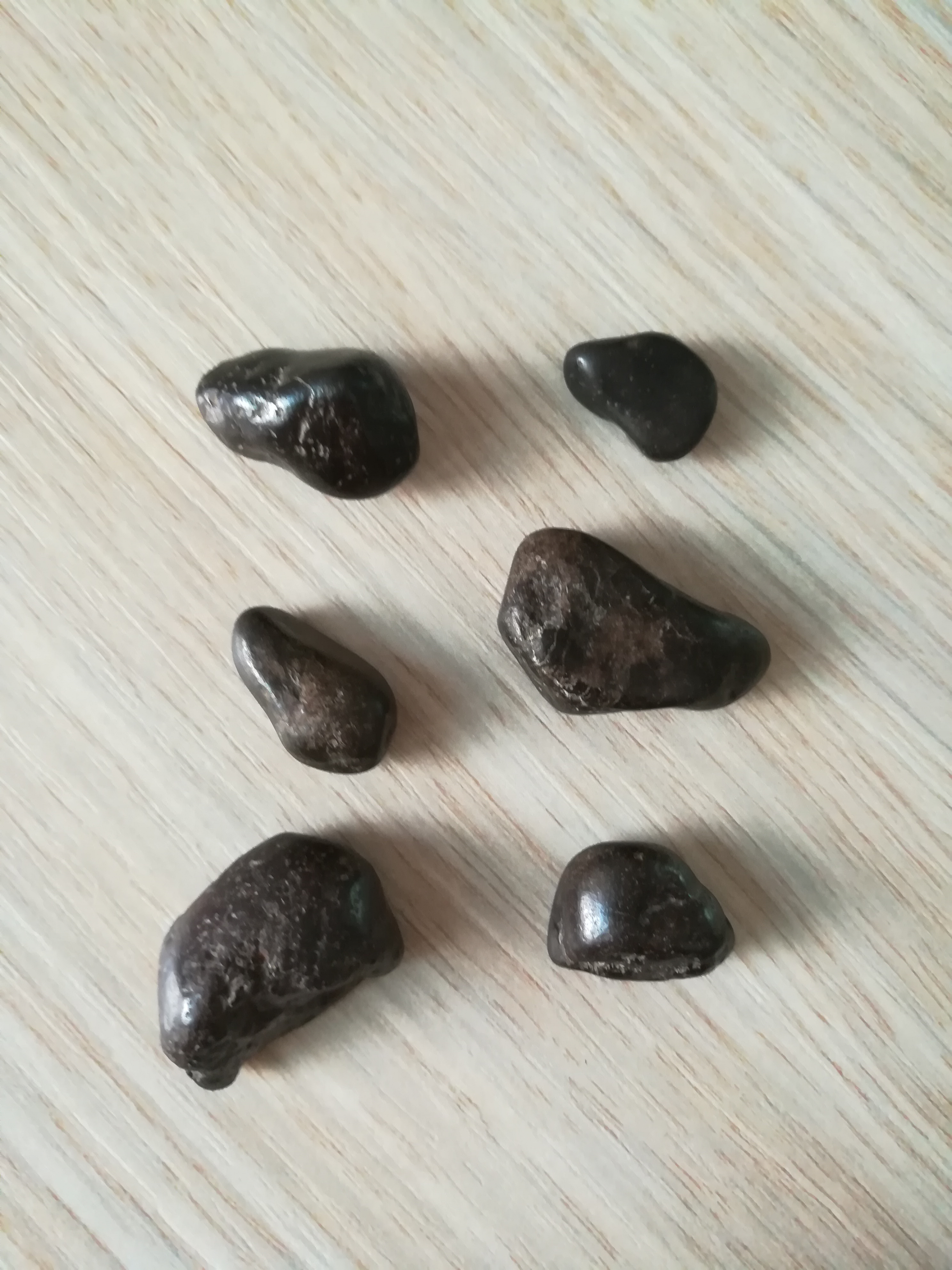 Was sind diese schwarze Steine? (Mineralien, Meteorit)
