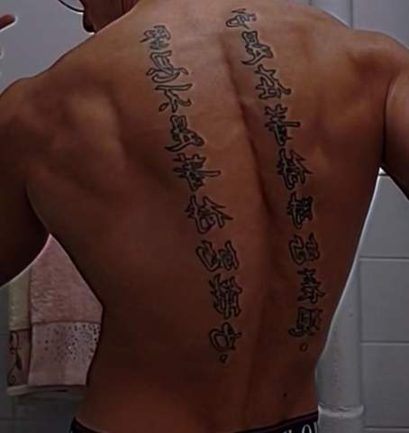 Was steht auf seinen Rücken übersetzt (tattoo)?