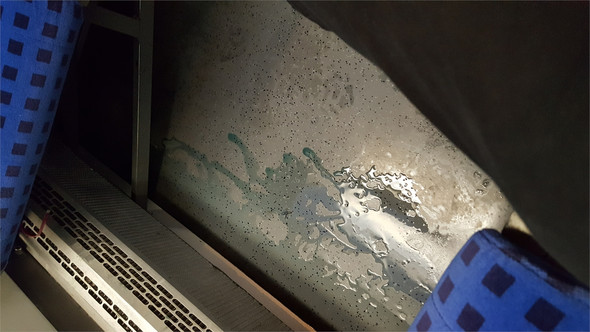 Blaue Flüssigkeit, die von der Decke auf den Boden tropft - (Wasser, Zug, Deutsche Bahn)