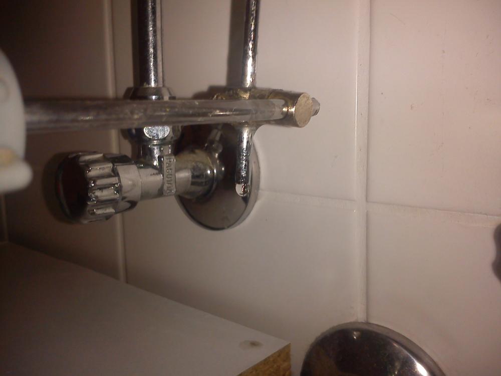 Was tropft dort an meinem waschbecken? (Wasser, Rohr, Leck)