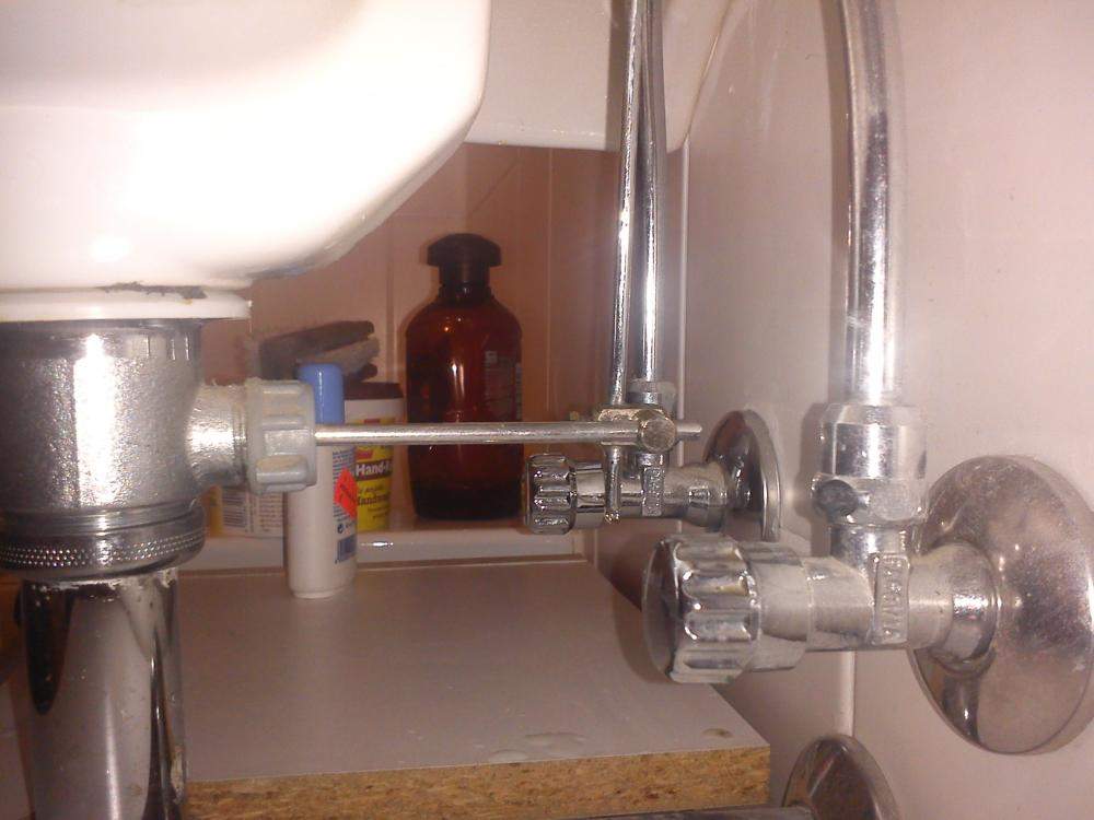 Was tropft dort an meinem waschbecken? (Wasser, Rohr, Leck)