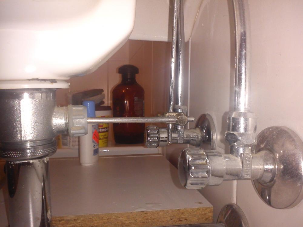 Was tropft dort an meinem waschbecken? (Wasser, Rohr, Leck)