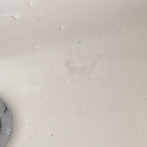 Was tun gegen schware Flecken im Waschbecken?