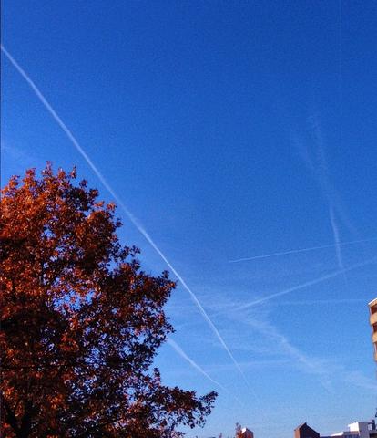 diese Streifen beginnen und enden aus dem Nichts - (Flugzeug, Himmel, Streifen)