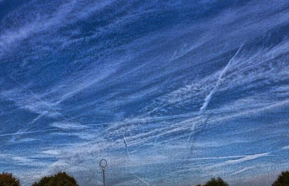 vor ein paar Wochen aufgenommen - (Flugzeug, Himmel, Streifen)