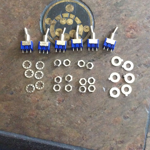 Hier sieht man alle teile (es sind 6 Kippschalter + die jeweiligen Einzelteile)
- (Technik, Elektronik, Kippschalter)