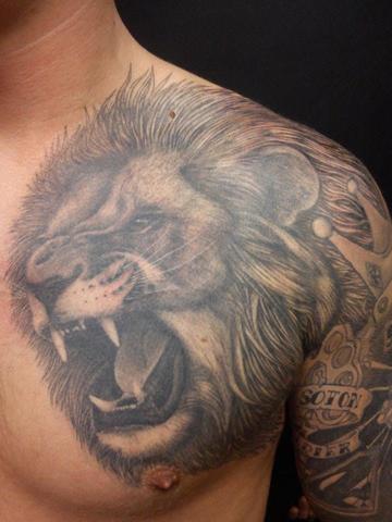 Männer tattoo arm löwe