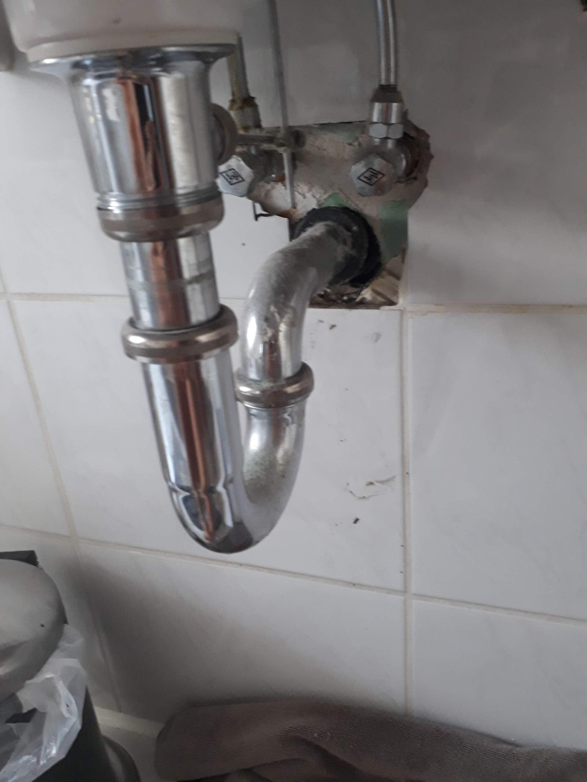 Waschbecken - aus Rohr läuft Wasser? (Technik, Technologie, dichtung)