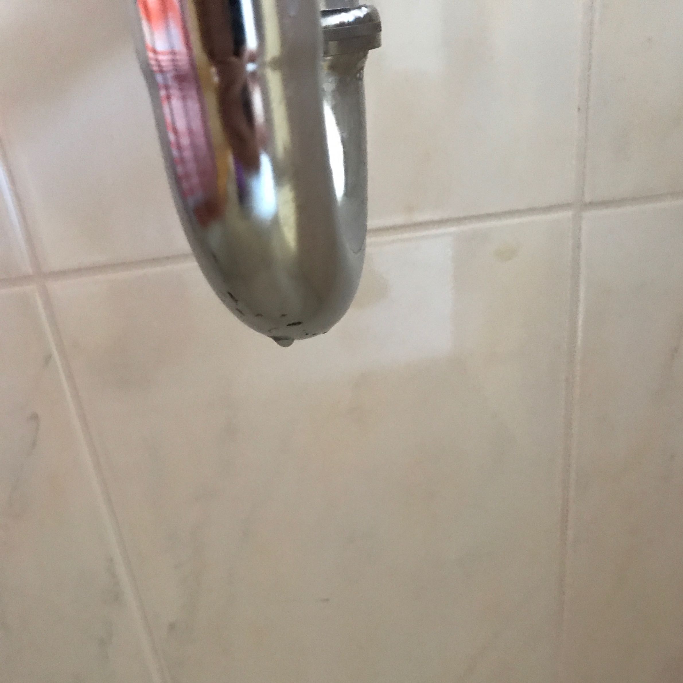 Waschbecken Rohr tropft unten? (Bad, undicht)