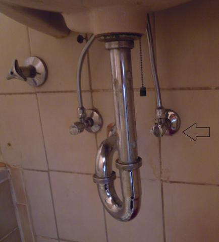 Waschbecken mit Rohren - (Sanitär, Badezimmer, Waschbecken)