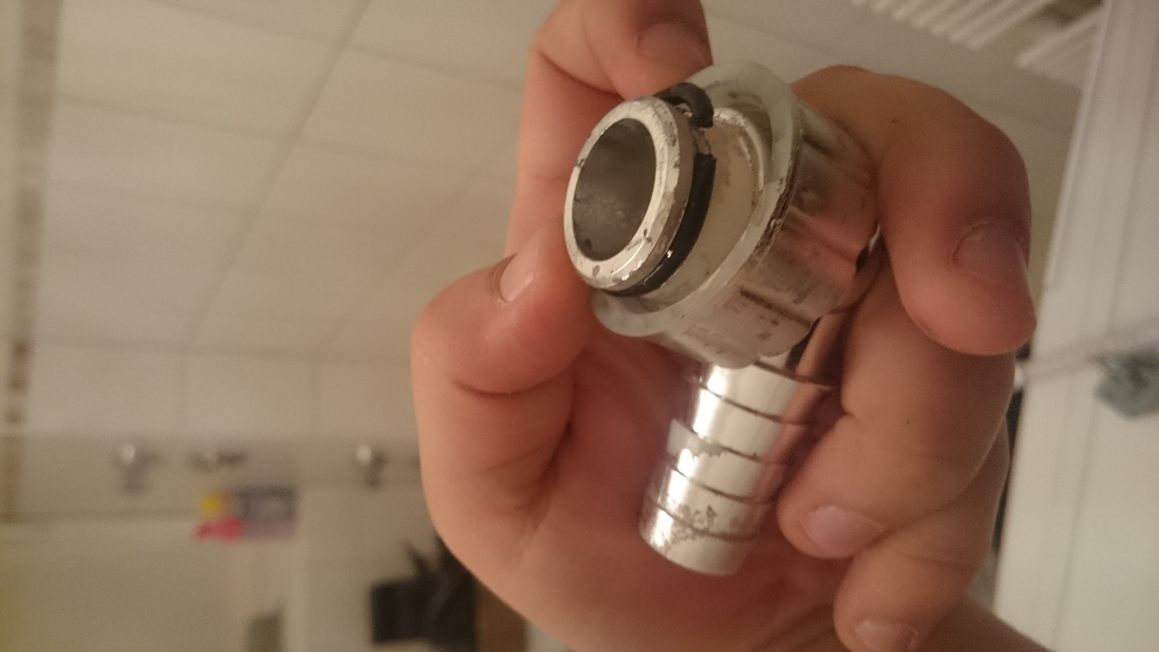 Waschmaschine drückt gegen Abwasseranschluss, dadurch Gummidichtung