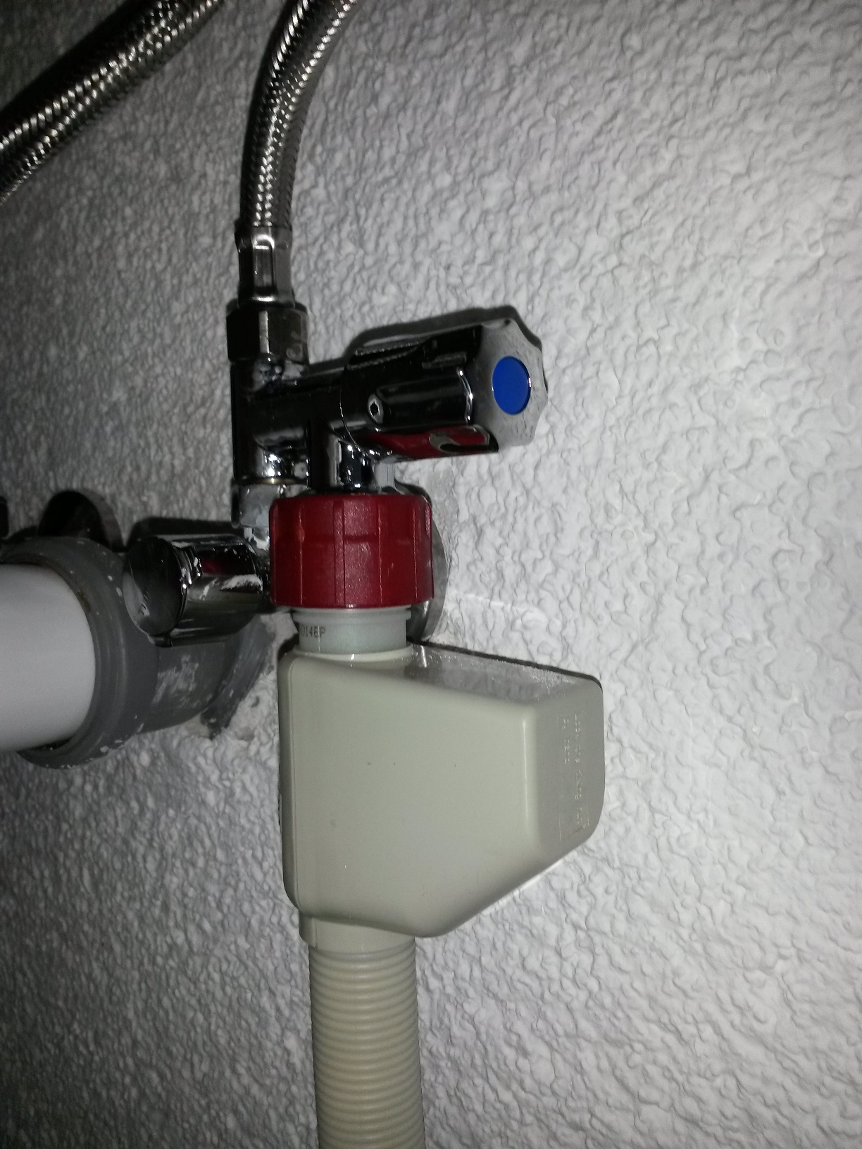 Waschmaschine, Geschirrspüler und Spüle in der Küche ...