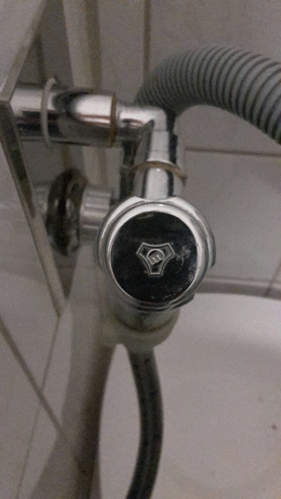 Waschmaschine in neuer Wohnung angeschlossen zieht kein Wasser? Hahn gibt kein Wasser.ohne