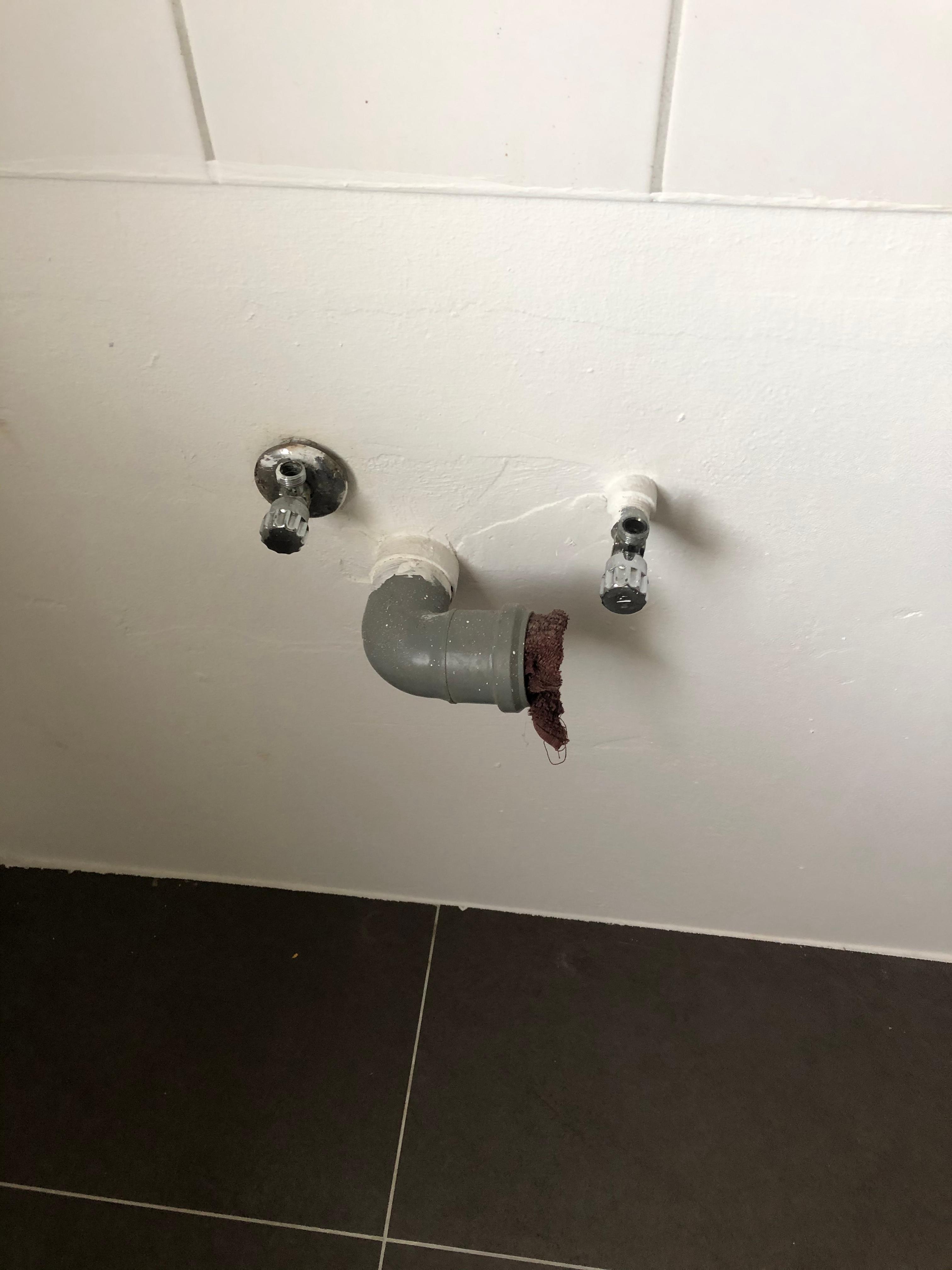 Waschmaschine, Spülmaschine und Spülbecken an einem Anschluss