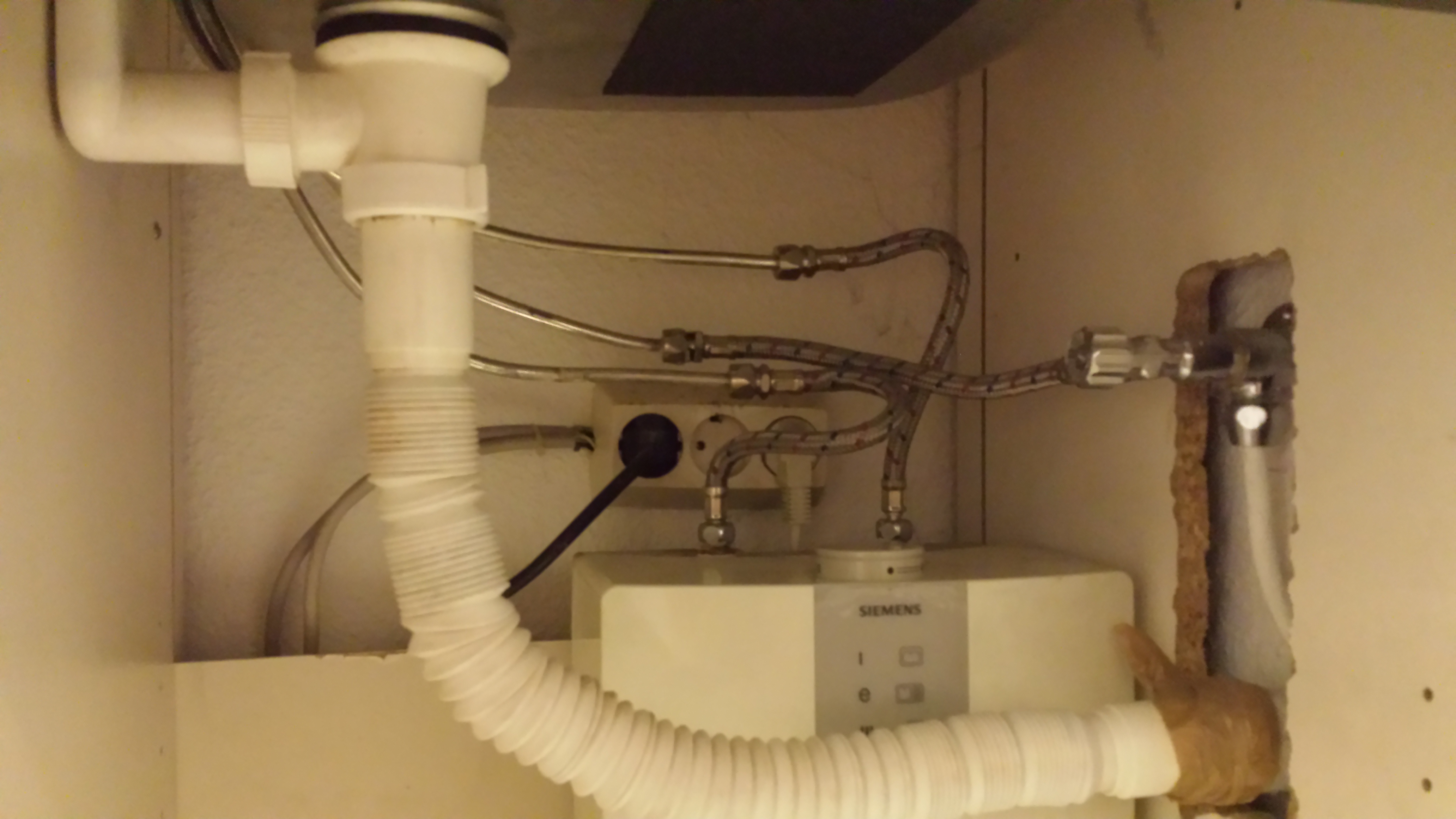 Waschmaschinenanschluss in der Küche (Waschmaschine)