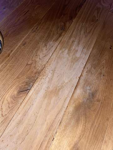 Wasser- und Ölflecken aus Holzfussboden entfernen?