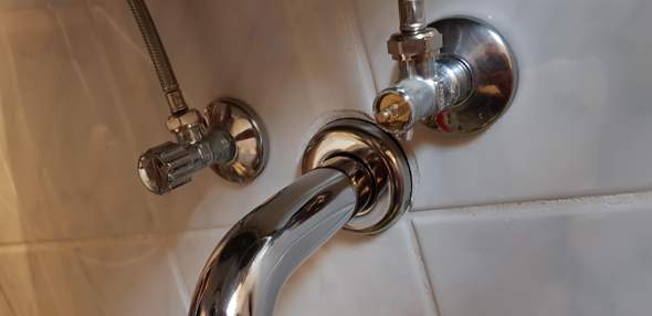 Wasser tropft aus Wasserzufuhr Dreher unter dem Waschbecken? (Sanitär ...