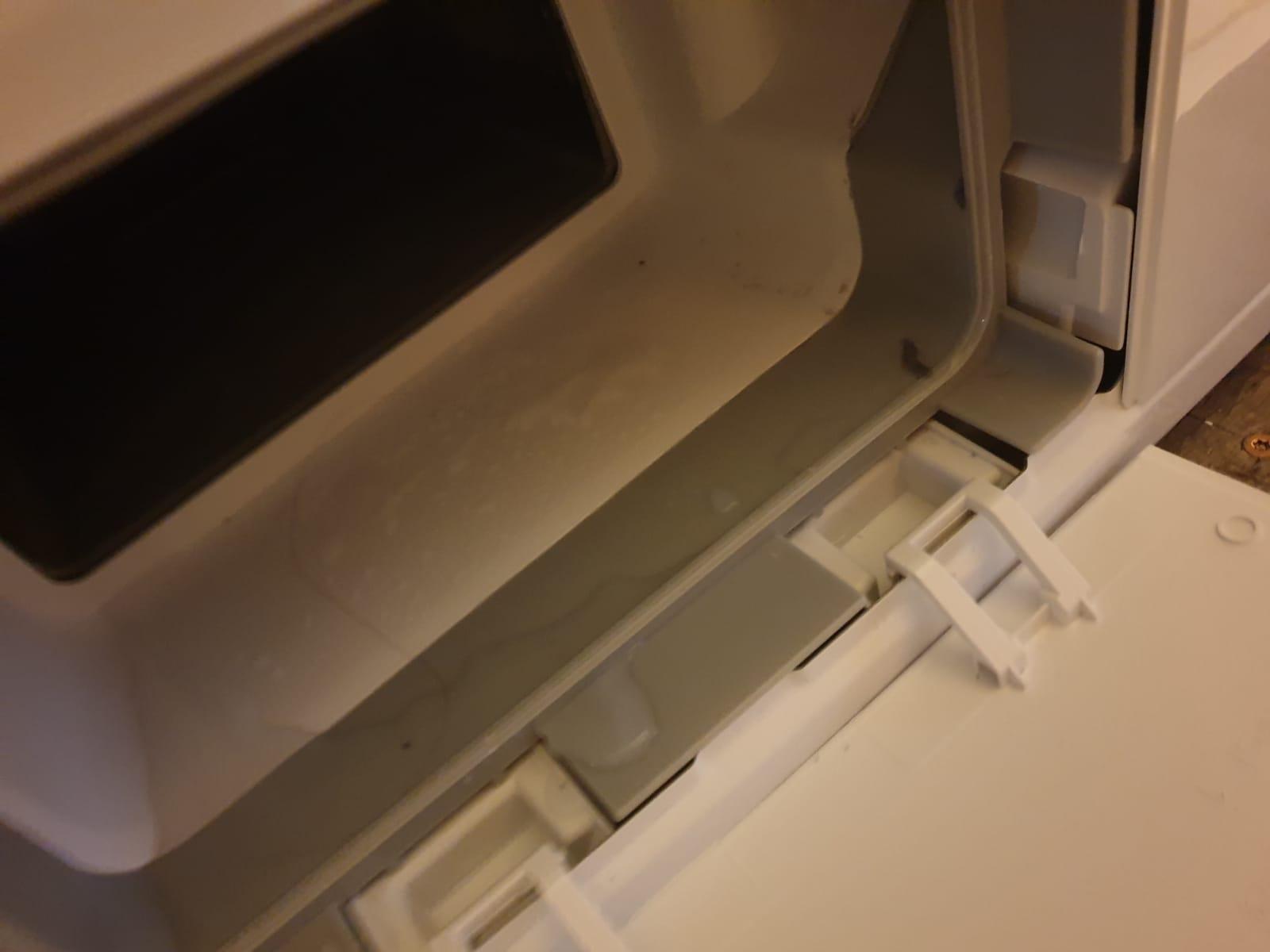 Wasser unter dem Wärmetauscher beim Wäschetrockner? (Technik