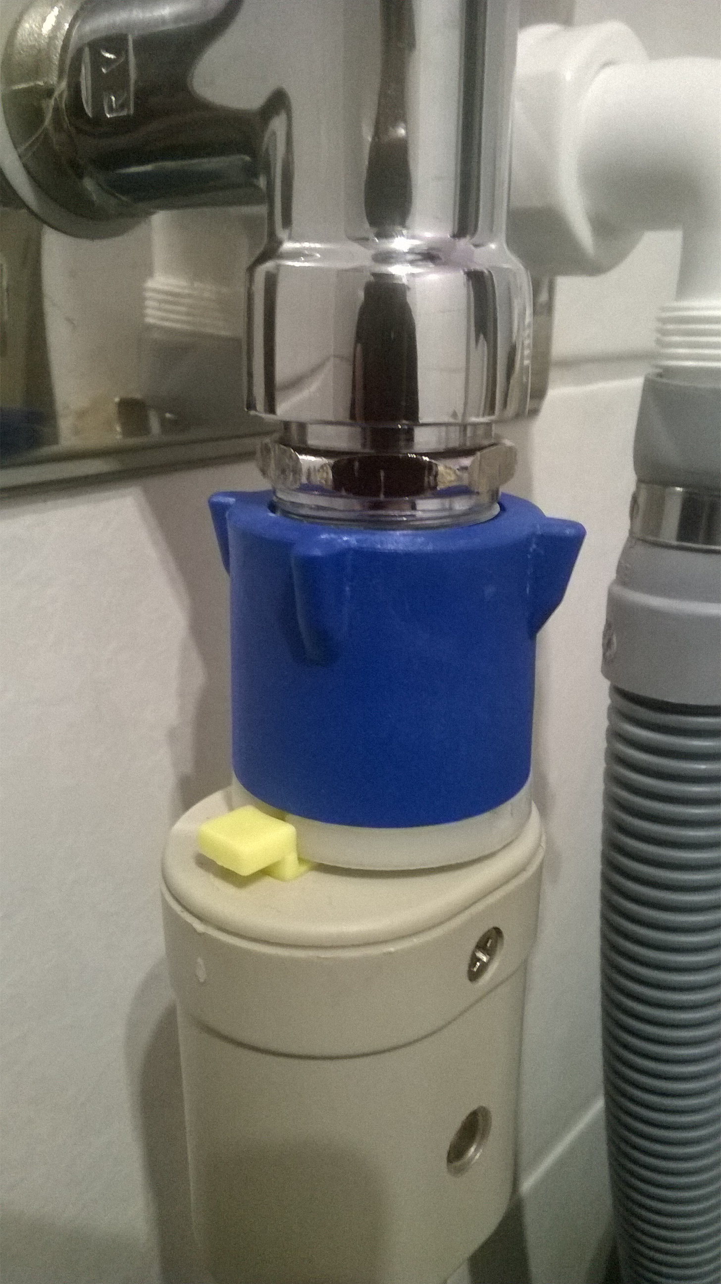 Wasseranschluss der Waschmaschine undicht. Was nun? Oberhalb des