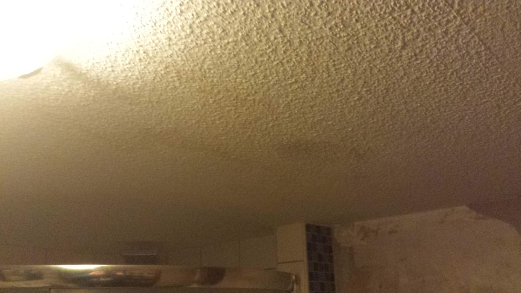 Woher kommen diese Wasserflecken an der Badezimmerdecke? (Wasserschaden