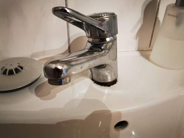 Wasserhahn am Waschbecken locker, wie reparieren?