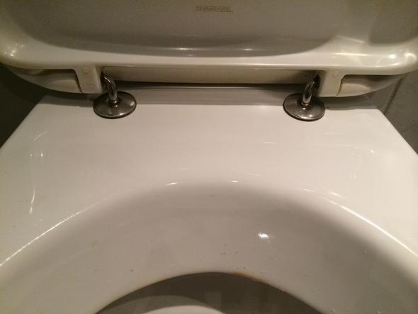 WC-Sitz hochgeklappt - (Toilette, Sanitär, wechseln)