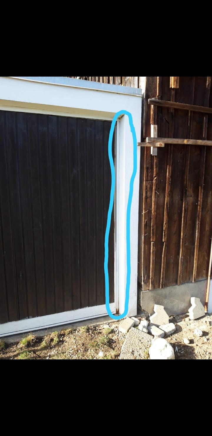 We befestige ich den Rahmen an der Betongarage (schräge Wand