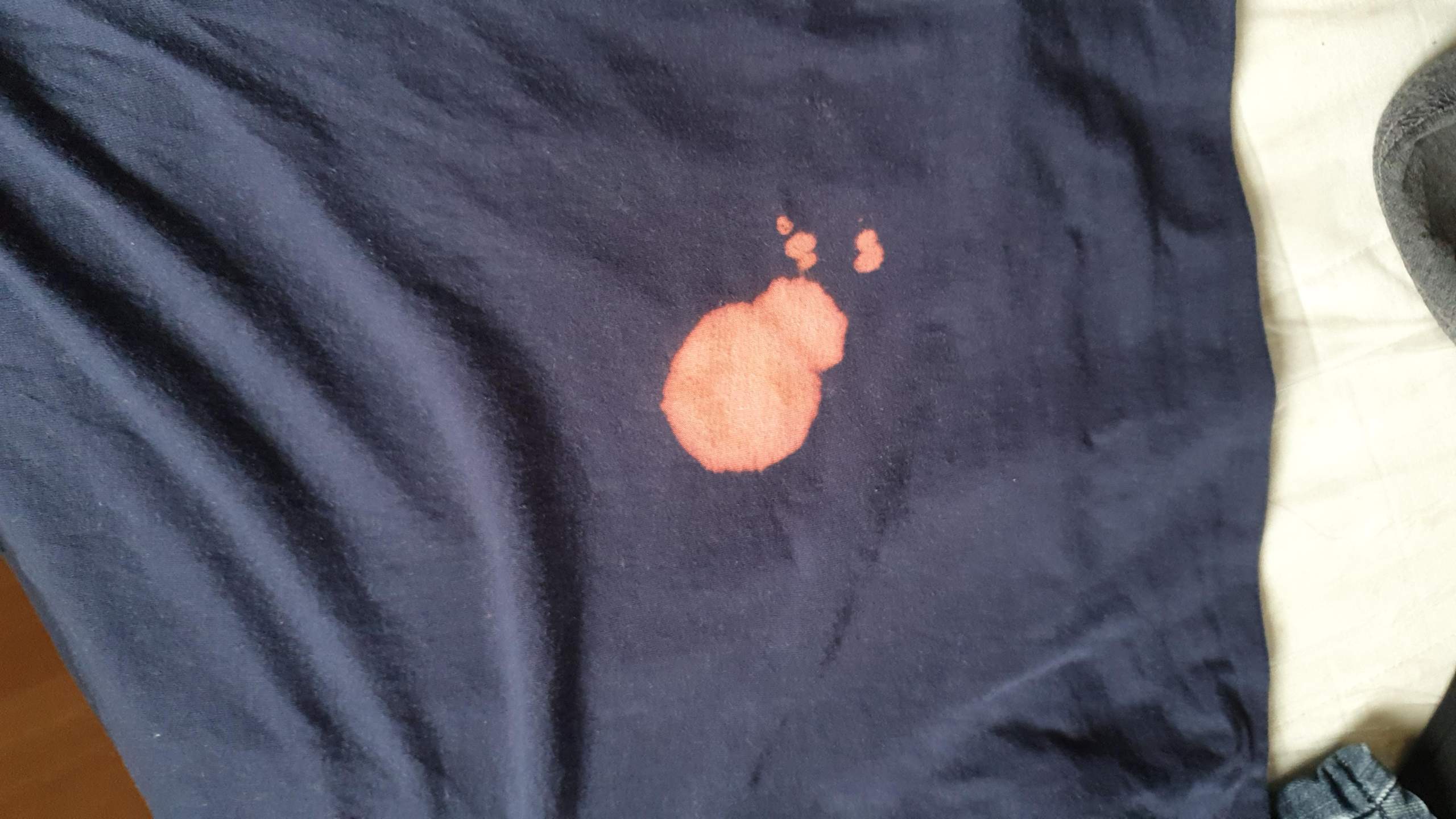 Weiß jemand woher/wie Flecken auf Kleidung entstehen? (Technik, Haushalt, Waschmaschine)