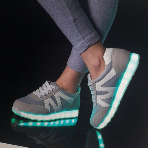Grau weiße Schuhe mit led - (Internet, Schuhe, suche )