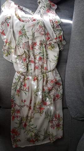 Weiss Geblumtes Kleid Auf Hochzeit Kleidung Hochzeitsfeier