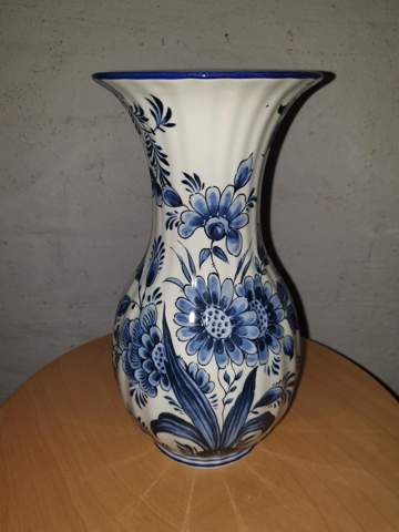 Weiß jemand etwas über diese Vase?
