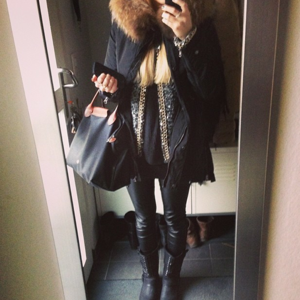 Weiss Jemand Von Euch Wo Ich Diesen Schwarzen Parka Mit Pelzkragen Oder So Einen Ahnlichen Herbekomme Mode Styling Schwarz