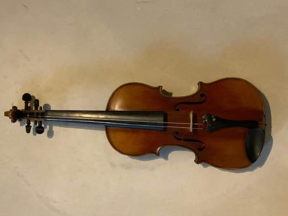 Weiß jemand von wann diese Geige ist?