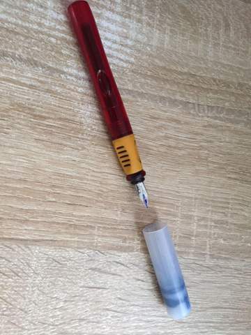 Weiß jemand von welcher Marke dieser Füller ist bzw. der Name des Füllers?