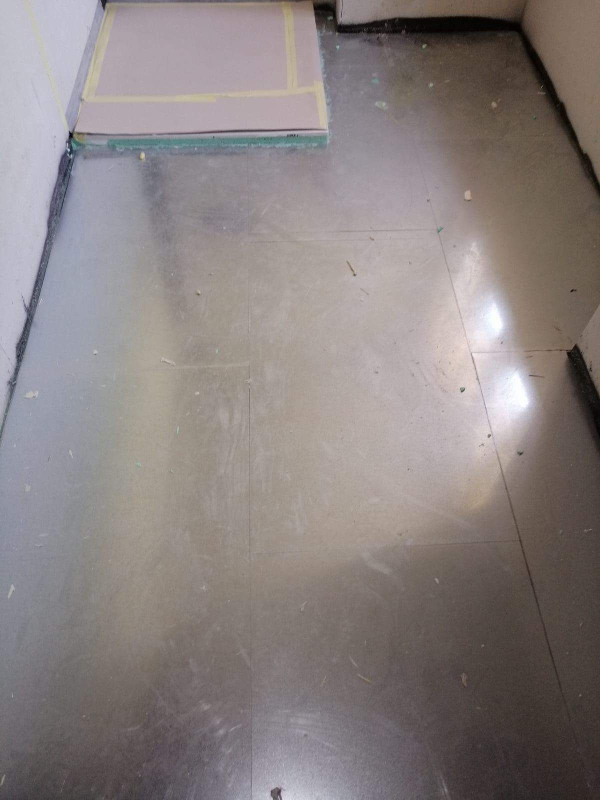 Weiß jemand wie dieser Metallischer Bodenbelag heißt? (Computer